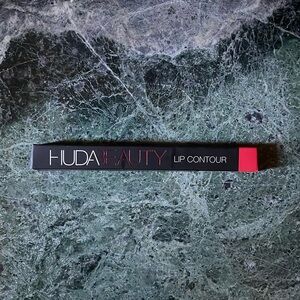 NIB HUDA Beauty Lip Contour in Heartbreaker. Pretty rosy red color.